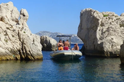 Tour 2 h Discovery of Marseille by the sea - Bonjour Fun