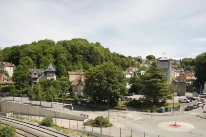 BREGILLE, LA CAMPAGNE À LA VILLE - app.name