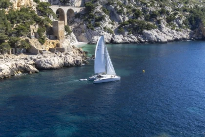 Catamaran à voile devant Marseille (départ l'Estaque) - app.name