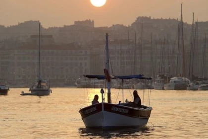 2-hour historical heritage tour on board a barquette from Marseille - Bonjour Fun