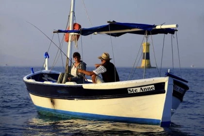 2-hour historical heritage tour on board a barquette from Marseille - Bonjour Fun