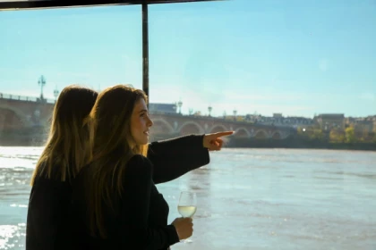 Premium cruise, Glass of wine and canelé - Bonjour Fun