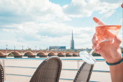 Premium cruise, Glass of wine and canelé - Bonjour Fun