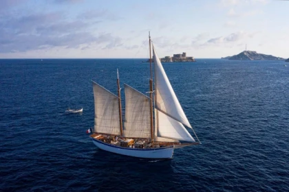 Discovery of the Calanques aboard an exceptional sailboat - Bonjour Fun