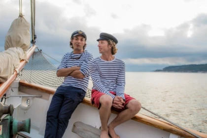 Discovery of the Calanques aboard an exceptional sailboat - Bonjour Fun
