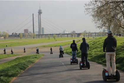 Segway Tours in Düsseldorf: XXL Tour - Bonjour Fun