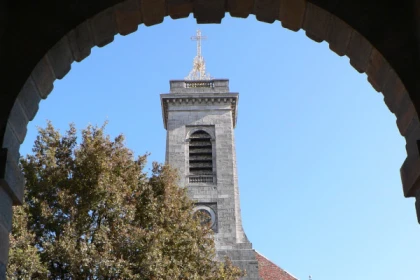 L’ÉGLISE SAINT-PIERRE ET SA PLACE - app.name