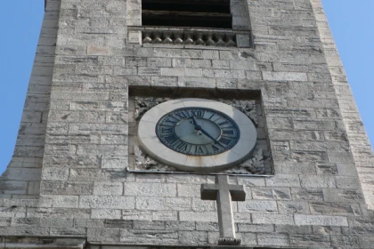 L’ÉGLISE SAINT-PIERRE ET SA PLACE - app.name