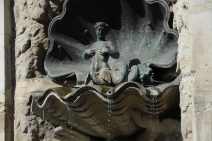 Les fontaines, miroirs de la ville - app.name