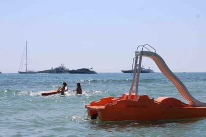 Pedal boat rental - Bonjour Fun
