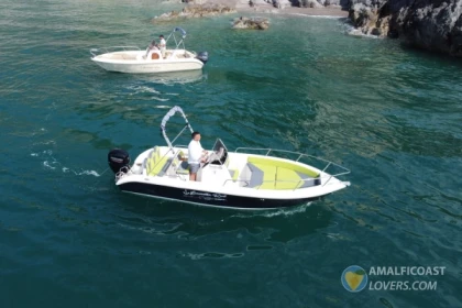 Private 40hp boat tour of the Amalfi Coast and Positano - Bonjour Fun