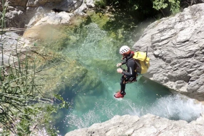Walk and aquatic hike in the Gorges du Loup - Bonjour Fun