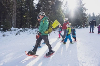 Family snowshoe outing - Bonjour Fun