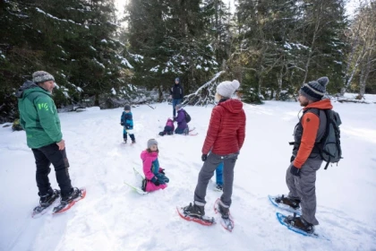 Family snowshoe outing - Bonjour Fun