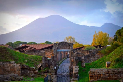 Transfer to explore Vesuvius and Pompeii - app.name