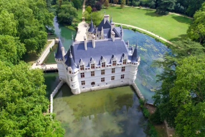 Visite guidée en avion du CHATEAU DE AZAY-LE-RIDEAU avec Commentaires culturels - app.name