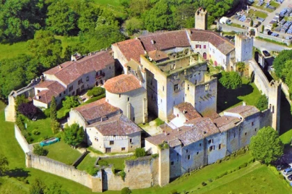 Vol touristique en avion au-dessus du VILLAGE DE LARRESSINGLE avec Audioguide culturel - app.name