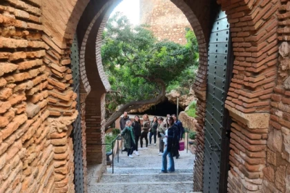 Guided tour of the Alcazaba in English - Bonjour Fun