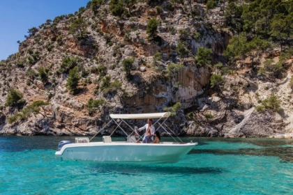 Invictus FX190 Boat Rental | 8 pax | No license - Bonjour Fun
