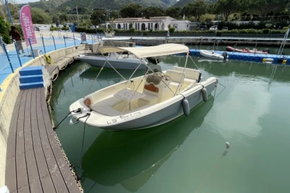 Invictus FX190 Boat Rental | 8 pax | No license - Bonjour Fun