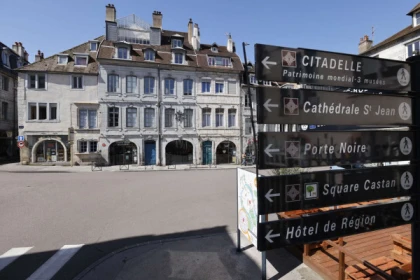 Les places : entre sociabilité et lieux de pouvoir - app.name