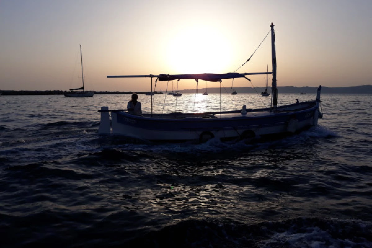 2-hour historical heritage tour on board a barquette from Marseille - Bonjour Fun