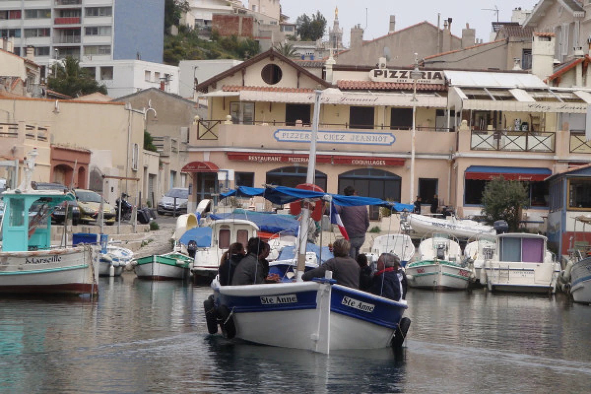 2-hour historical heritage tour on board a barquette from Marseille - Bonjour Fun