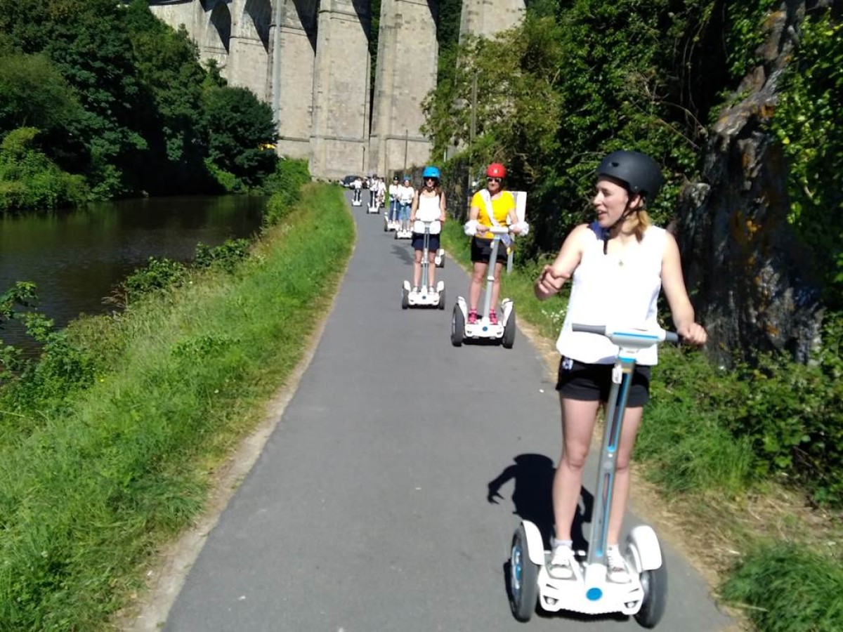 Group walk with encadrement discovery city of Dinan. - Bonjour Fun