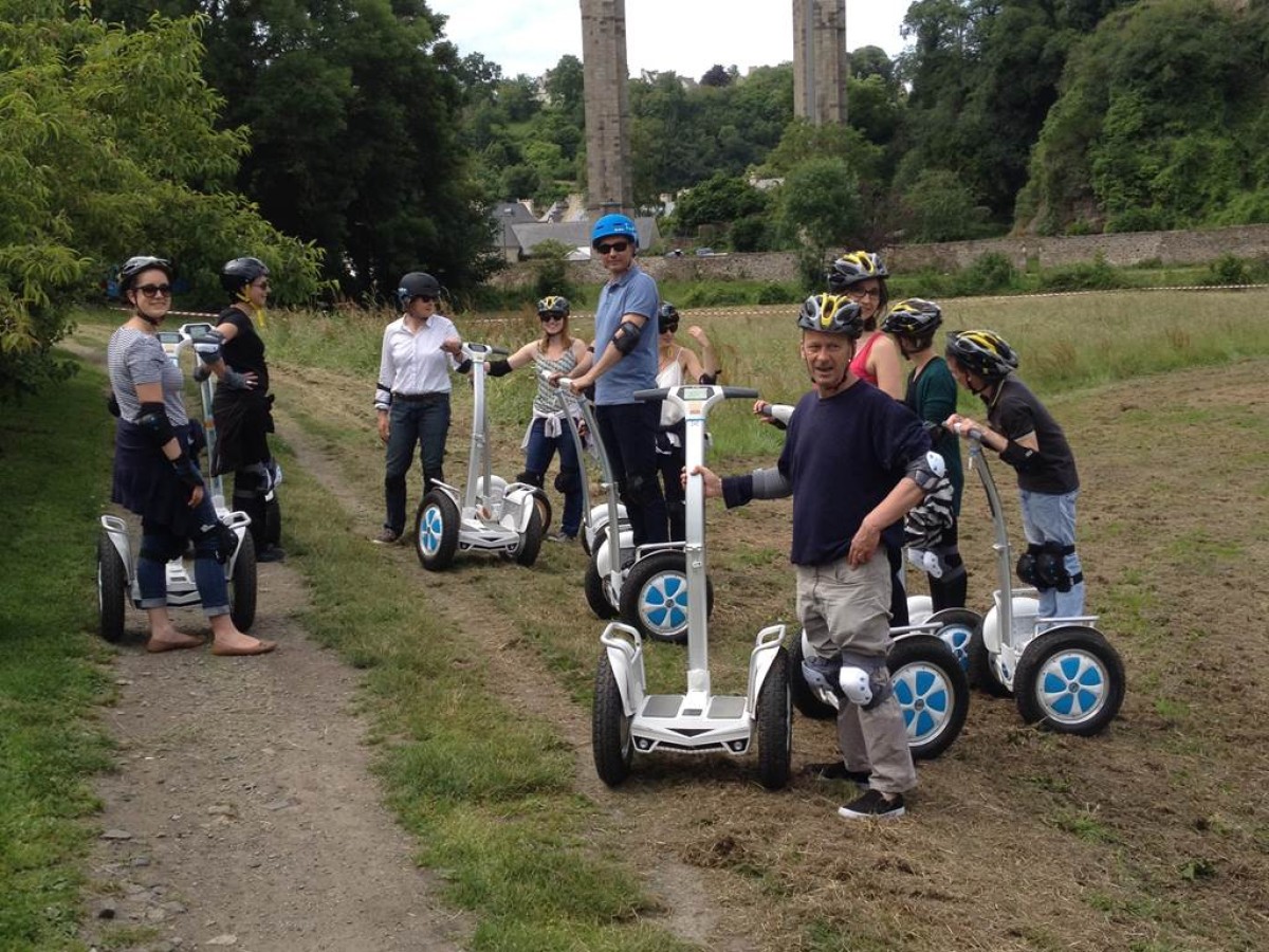 Group walk with encadrement discovery city of Dinan. - Bonjour Fun