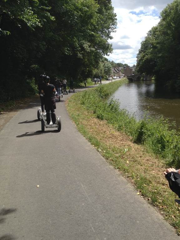 Group walk with encadrement discovery city of Dinan. - Bonjour Fun