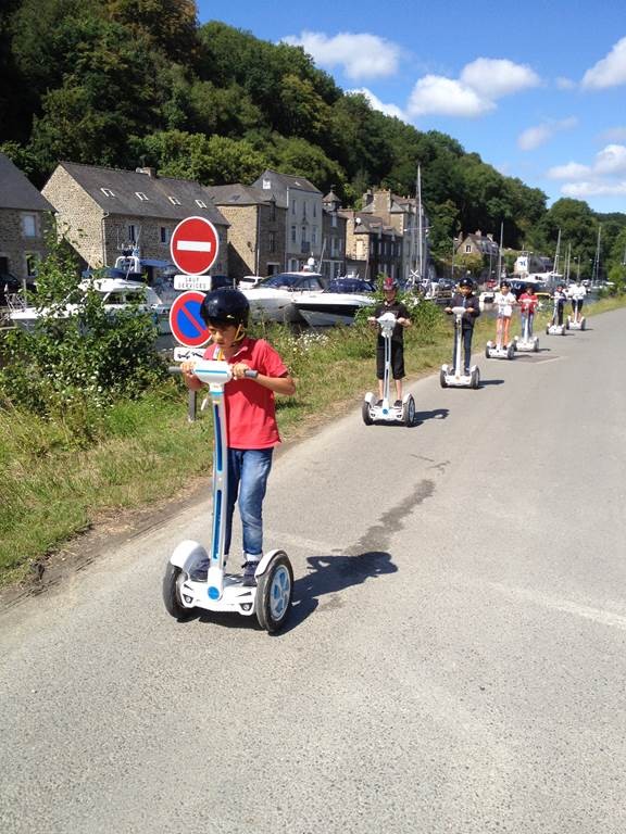Group walk with encadrement discovery city of Dinan. - Bonjour Fun