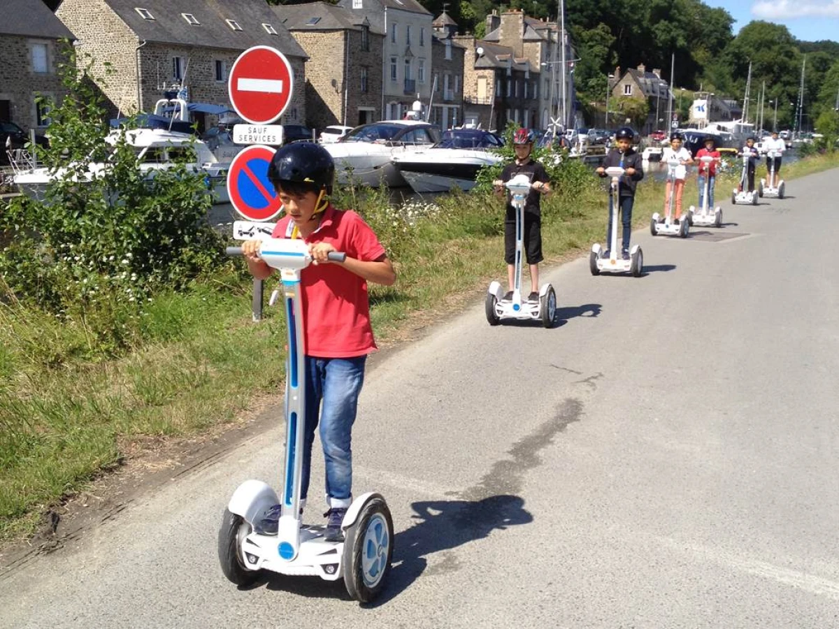 Group walk with encadrement discovery city of Dinan. - Bonjour Fun