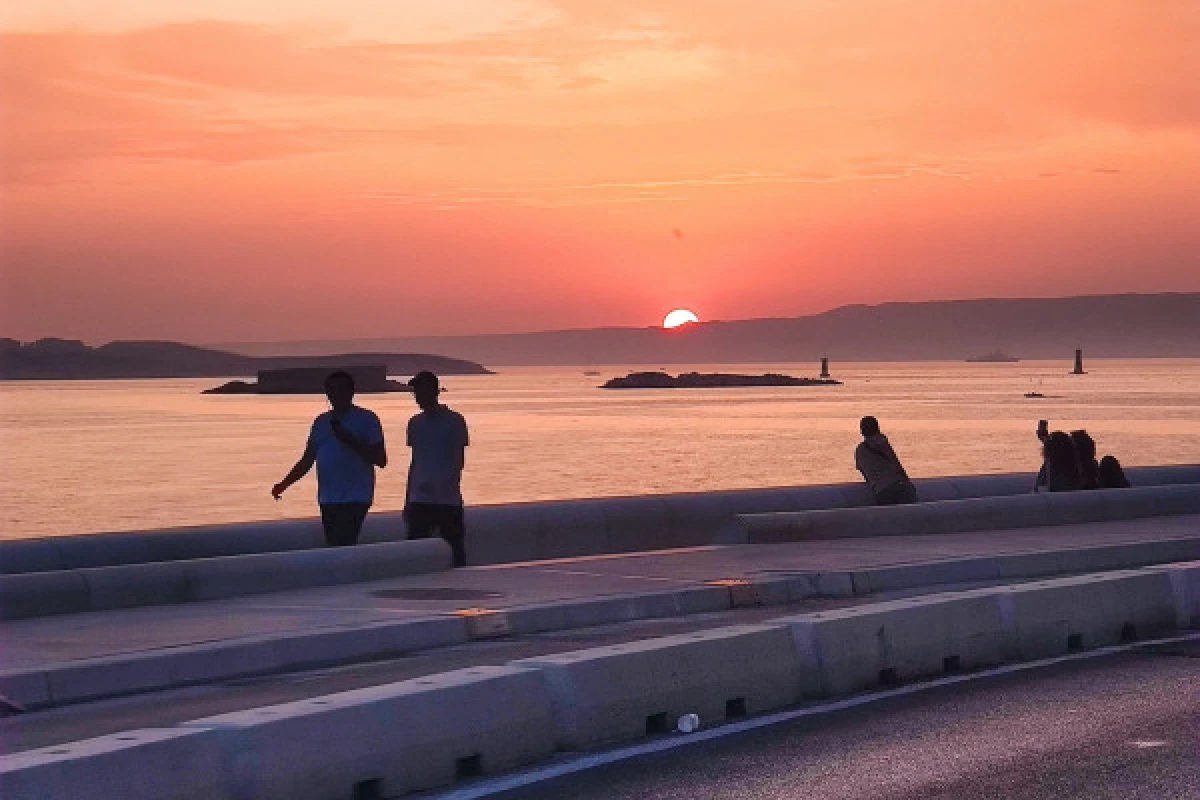 Sunset tuk tuk tour with degustation. - Bonjour Fun