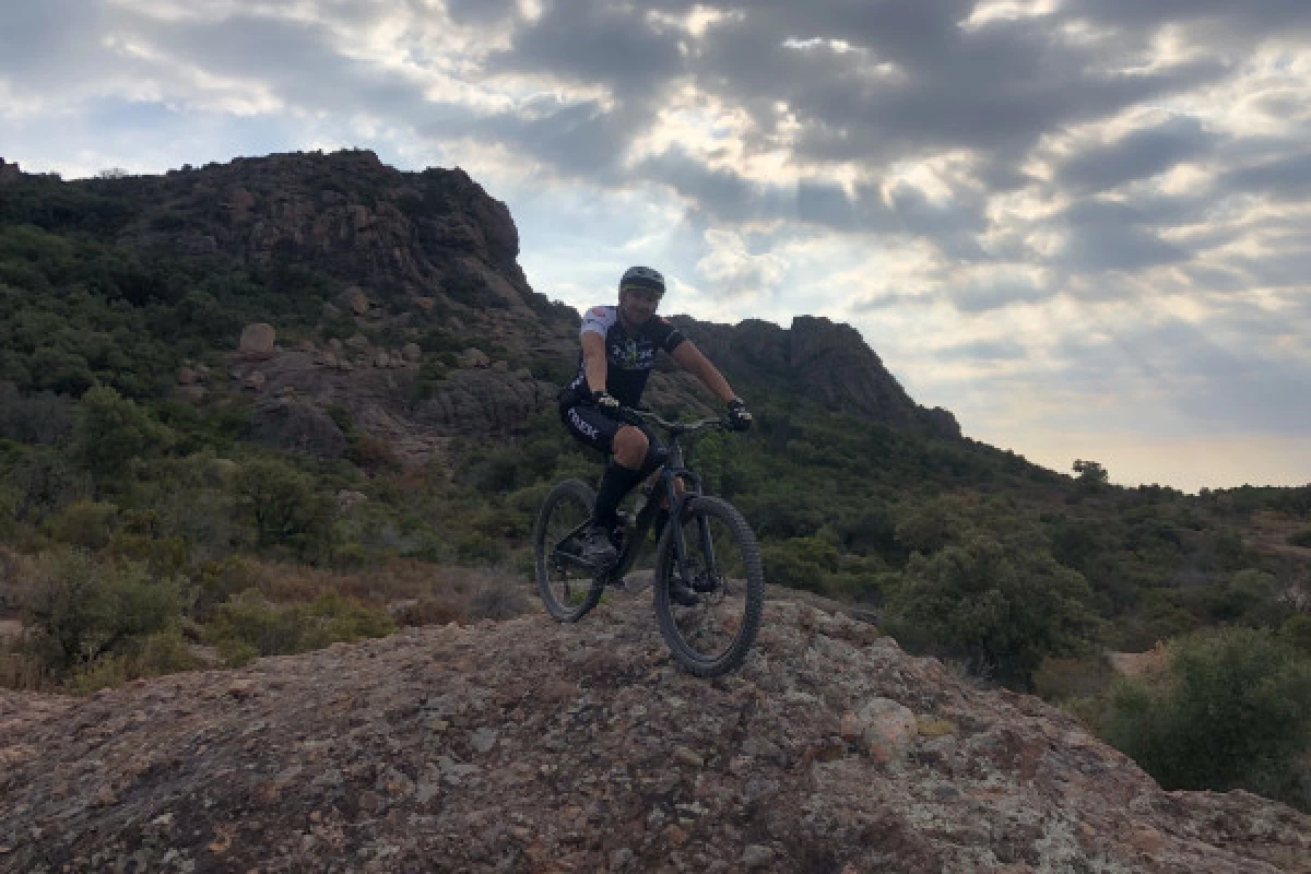 Electric mountain bike ride around the Rock of Roquebrune - Bonjour Fun