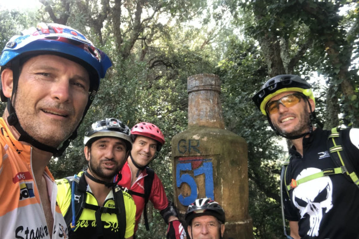 Electric mountain bike ride around the Rock of Roquebrune - Bonjour Fun