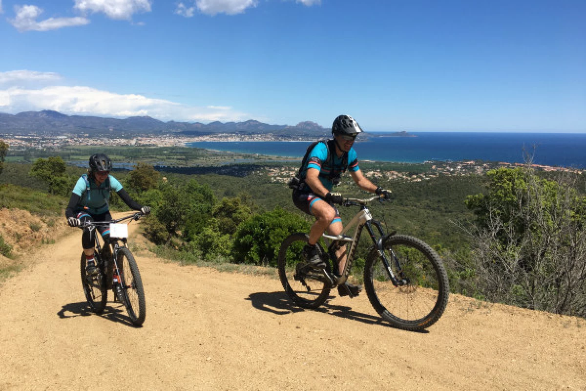 Electric mountain bike ride in the Massif des Maures - Bonjour Fun