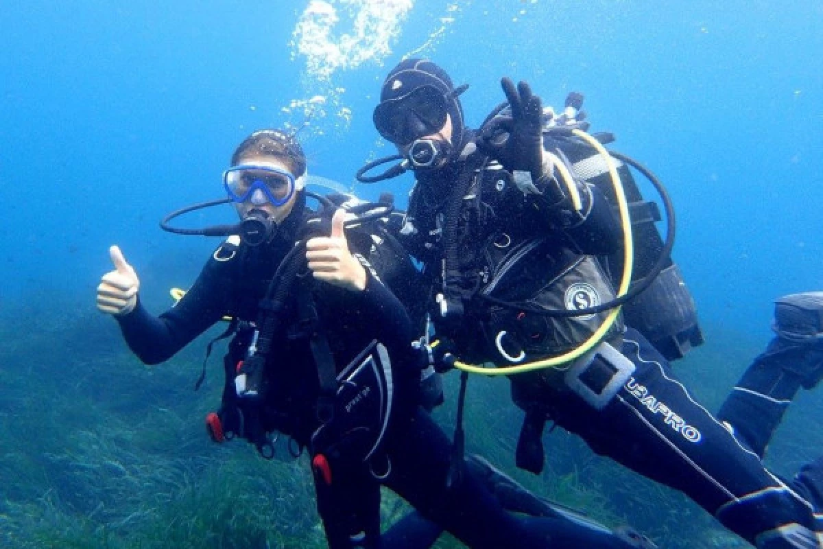 Discover Scuba Diving Boat Hyères (Regiondo) - Bonjour Fun