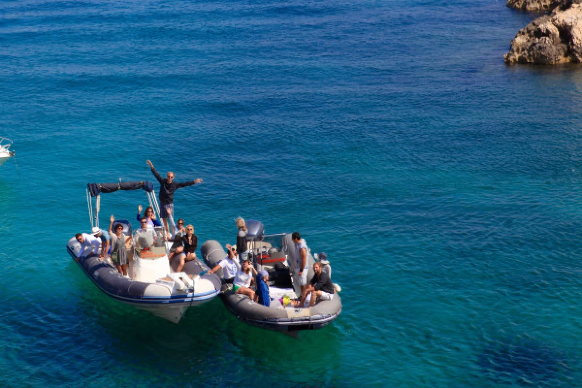 Boat privatization – Discovering the Côte Bleue calanques - Bonjour Fun