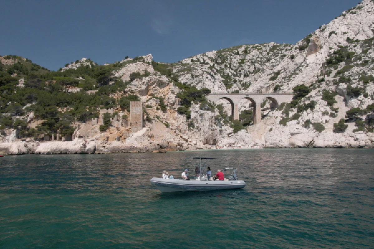 Boat privatization – Discovering the Côte Bleue calanques - Bonjour Fun