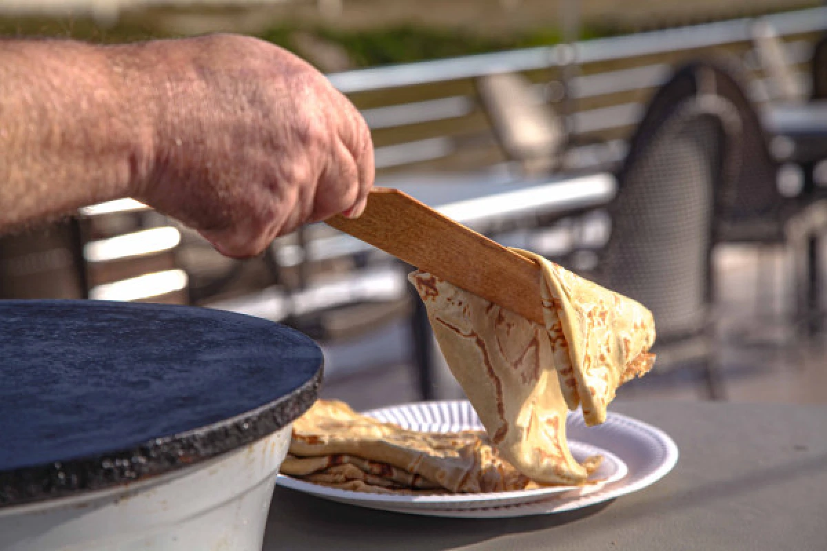 Bordeaux: Garonne French Crepes Cruise - Bonjour Fun