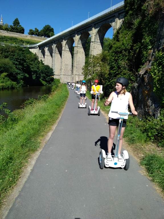 Group walk with encadrement discovery city of Dinan. - Bonjour Fun