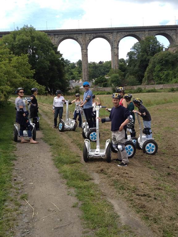 Group walk with encadrement discovery city of Dinan. - Bonjour Fun