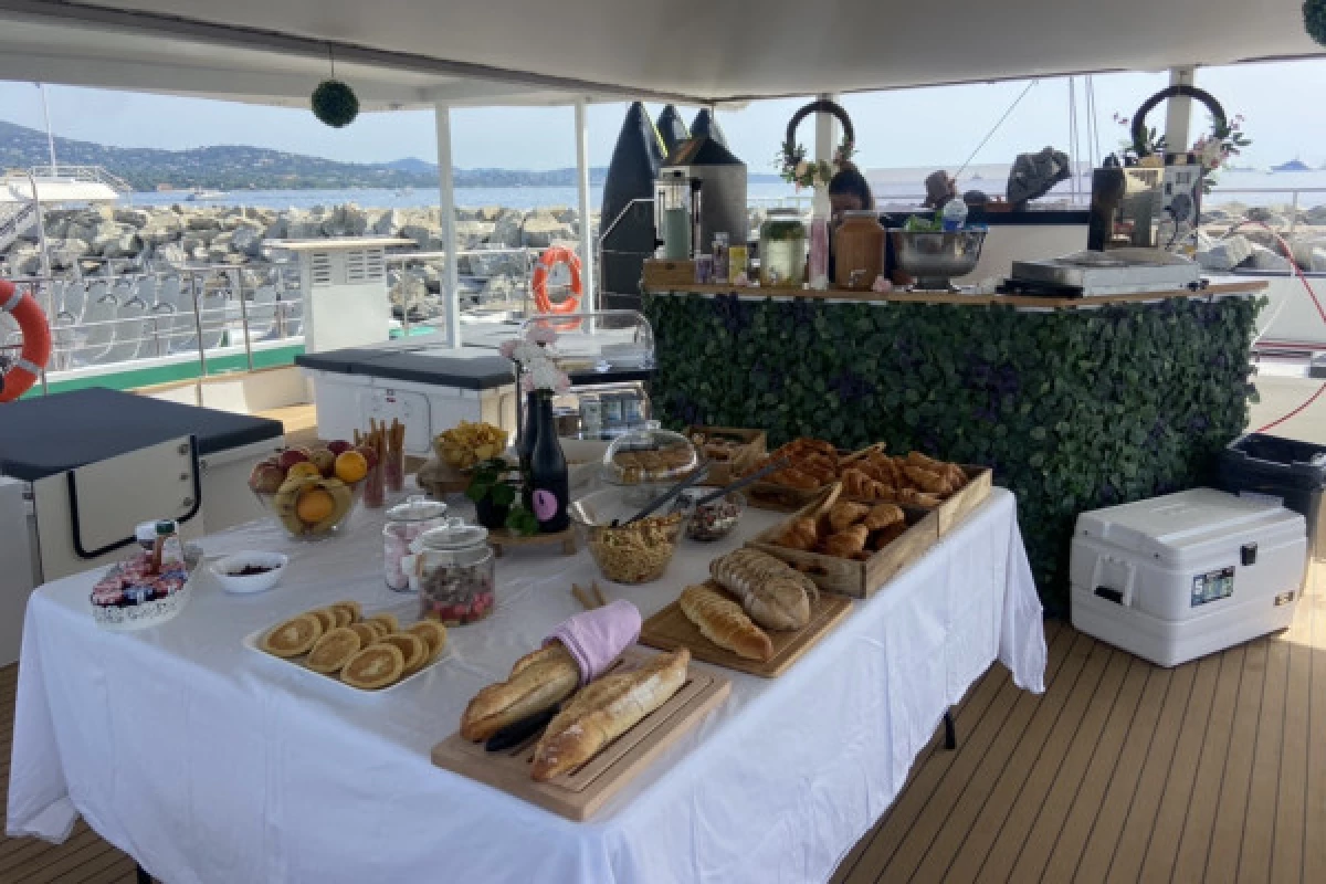 Catamaran Sunday Brunch from Cogolin - Bonjour Fun