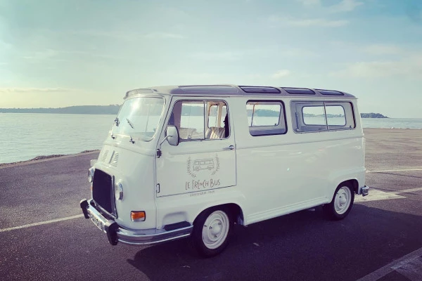 Cannes: City Tour in classic French Bus (2 hours) - Bonjour Fun