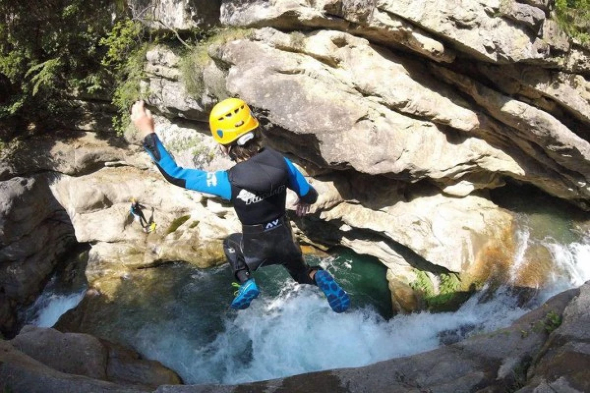 Canyoning Level 2 - Gorges du Loup - Bonjour Fun