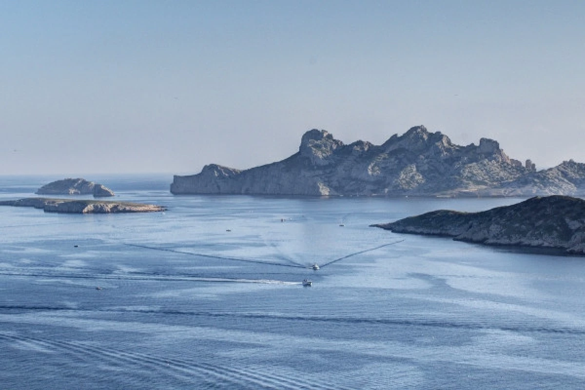 Catamaran sailing trip in Calanques National Park - Bonjour Fun