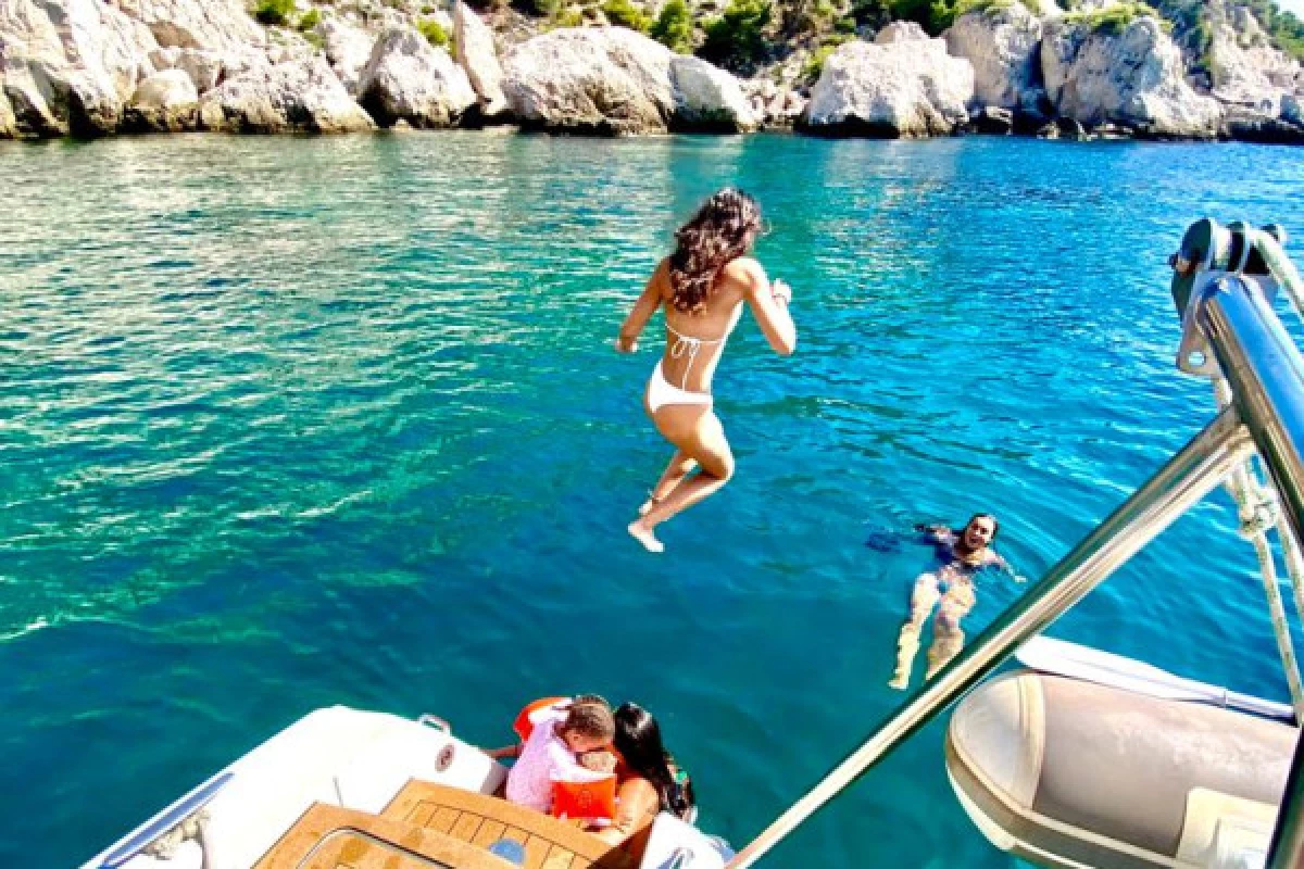 Catamaran sail ride in Frioul islands - Bonjour Fun