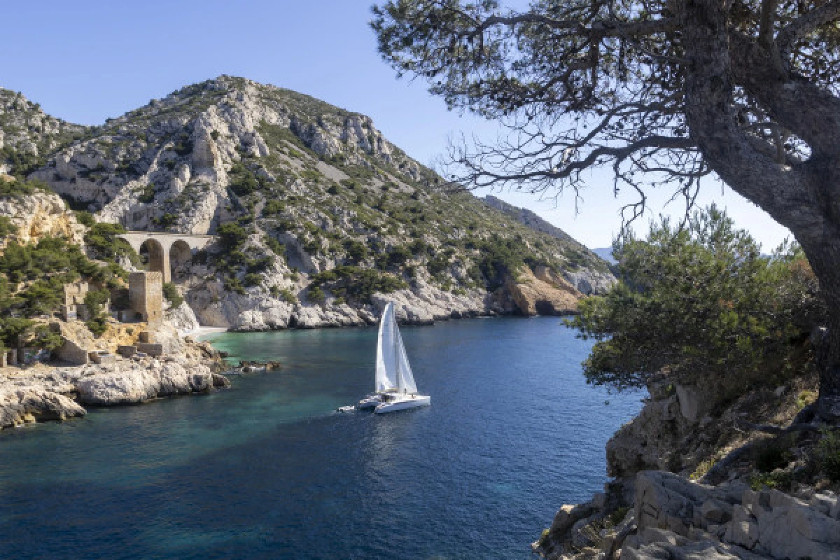 Catamaran sail ride in Frioul islands - Bonjour Fun