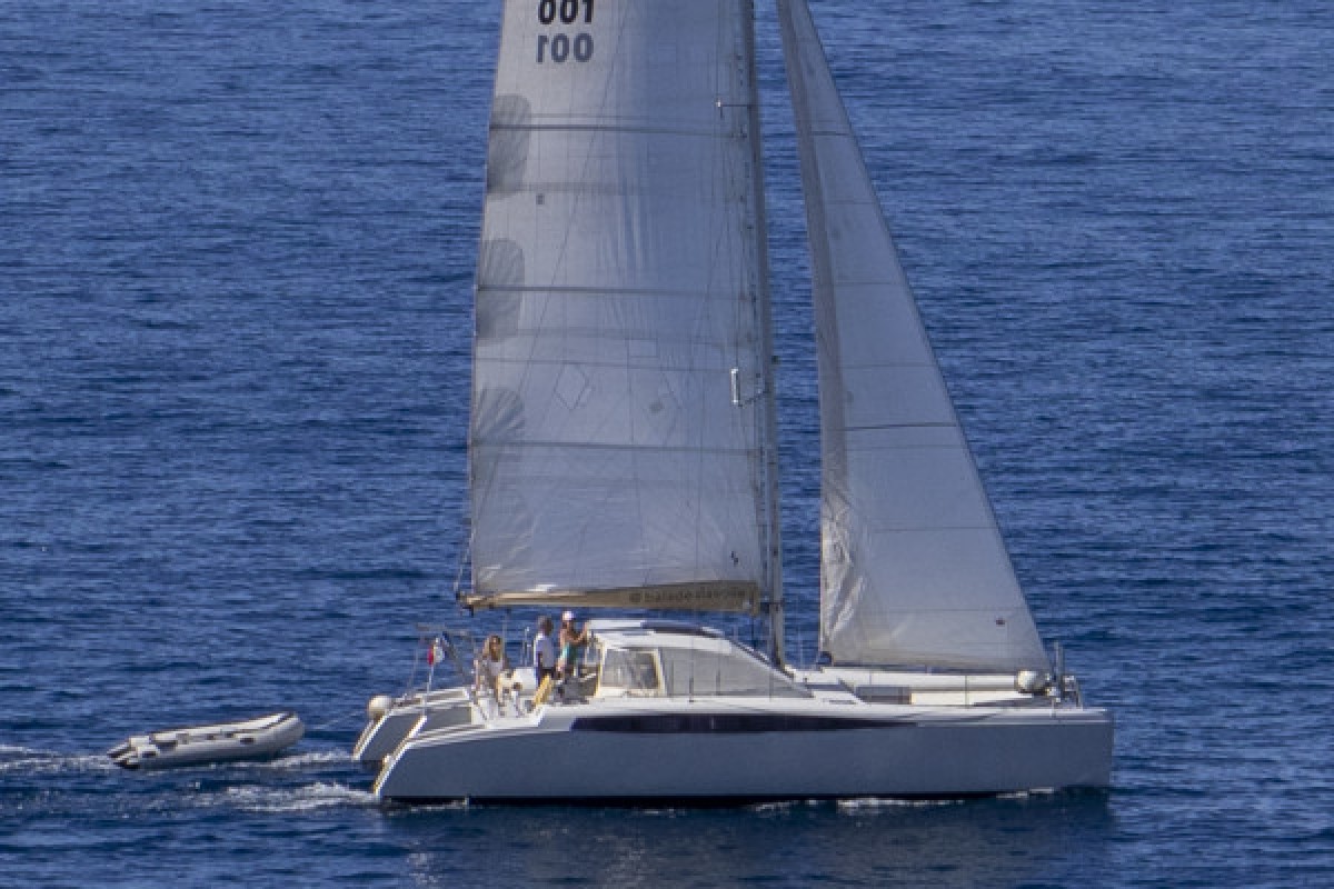 Catamaran sail ride in Frioul islands - Bonjour Fun