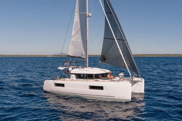 COPY COPY COPY COPY COPY CATAMARAN CRUISE SAINT-TROPEZ FULL DAY WITH SKIPPER 12 people - Bonjour Fun